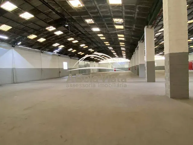 Galpão / Barracão com 1100m², para alugar, no bairro Jardim Colibri em Embu das Artes