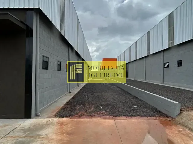Galpão / Barracão com 1000m², para alugar, no bairro Distrito Industrial Doutor Carlos Arnaldo e Silva em São José do Rio Preto