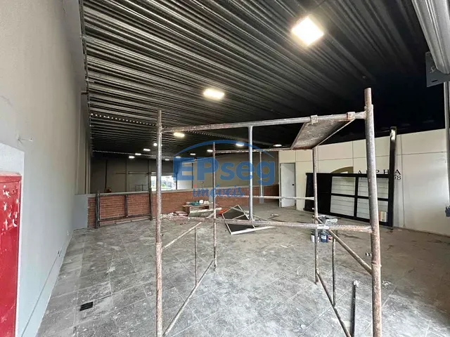 Galpão / Barracão com 812m², para alugar, no bairro Waldemar Hauer em Londrina