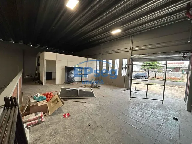 Galpão / Barracão com 812m², para alugar, no bairro Waldemar Hauer em Londrina