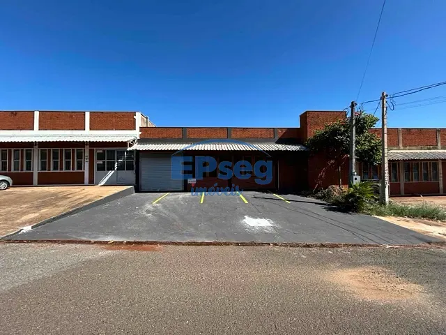 Galpão / Barracão com 812m², para alugar, no bairro Waldemar Hauer em Londrina