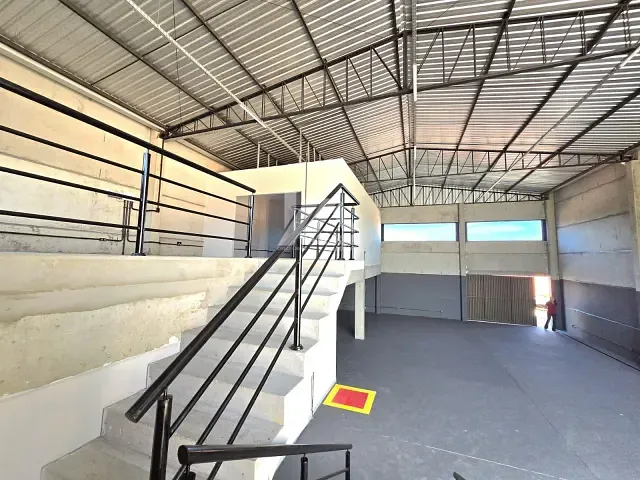 Galpão / Barracão com 462m², para alugar, no bairro Uvaranas em Ponta Grossa