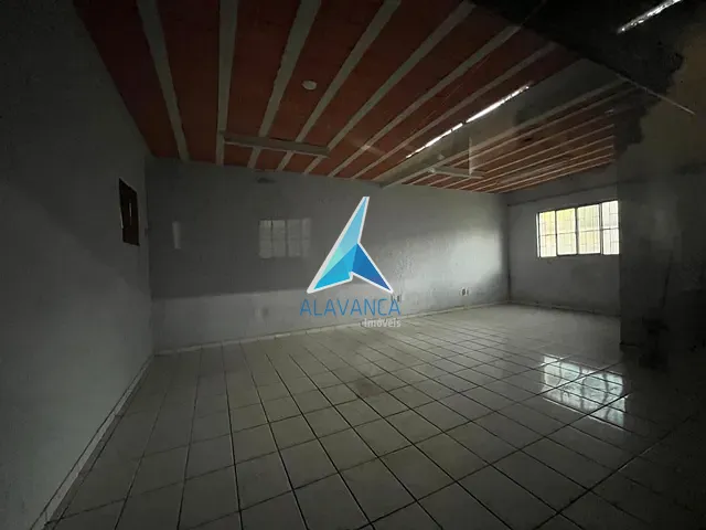 Galpão / Barracão com 653m², para alugar, no bairro Distrito Industrial em Governador Valadares