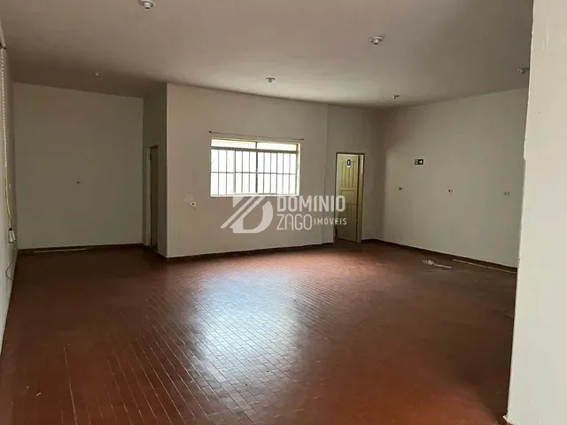 Galpão / Barracão com 255m², para alugar, no bairro São Benedito em Uberaba