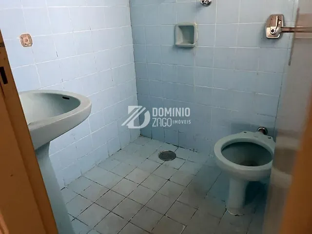 Galpão / Barracão com 255m², para alugar, no bairro São Benedito em Uberaba