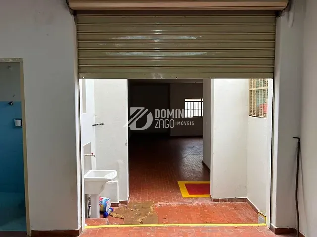 Galpão / Barracão com 255m², para alugar, no bairro São Benedito em Uberaba