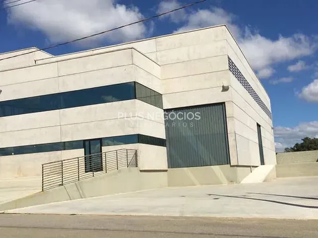 Galpão / Barracão com 1221m², para alugar, no bairro Iporanga em Sorocaba