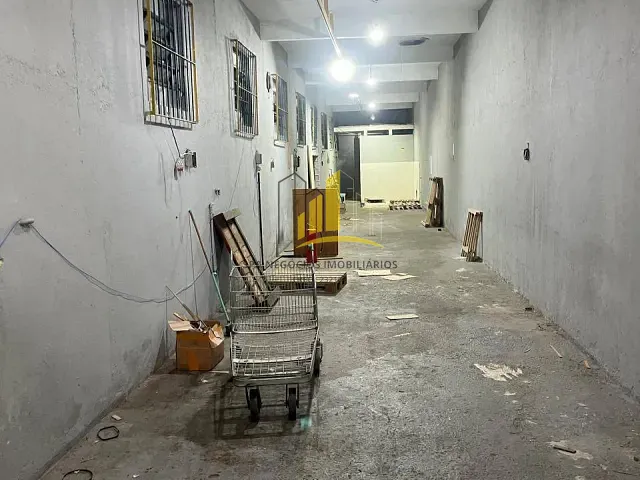 Galpão / Barracão à venda ou para alugar, no bairro Vila Carmosina em São Paulo