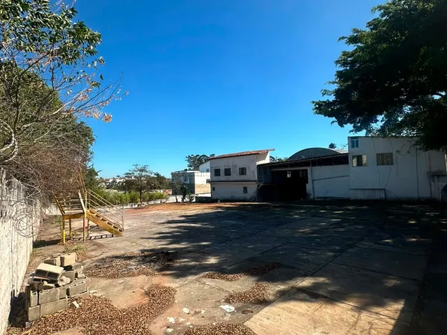 Galpão / Barracão à venda, no bairro Granja dos Cavaleiros em Macaé