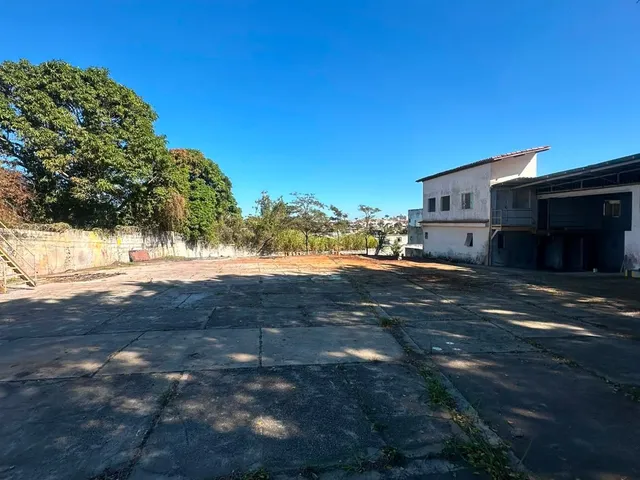 Galpão / Barracão à venda, no bairro Granja dos Cavaleiros em Macaé