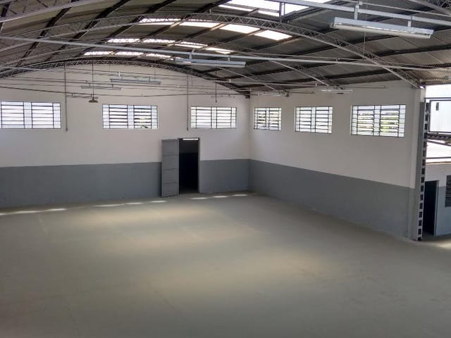 Foto do Galpão / Barracão - Galpão no Chácaras Reunidas - 660m², pé direito alto, mesanino, excelente localização - Venda & Locação - Estuda permuta! | RUSSI IMÓVEIS