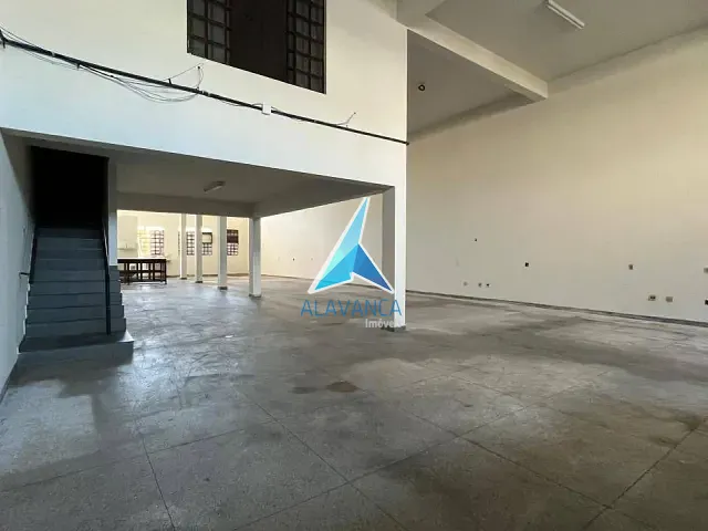 Galpão / Barracão com 458m², para alugar, no bairro Centro em Governador Valadares