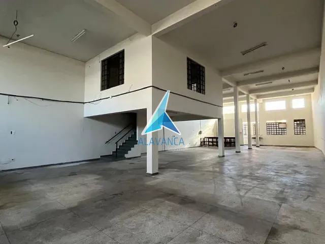 Galpão / Barracão com 458m², para alugar, no bairro Centro em Governador Valadares