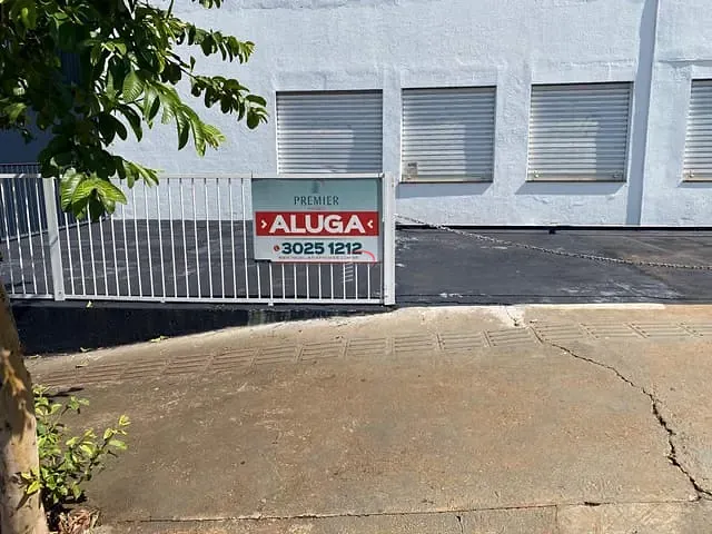 Galpão / Barracão com 680m², para alugar, no bairro Conjunto Parigot de Souza 1 em Londrina