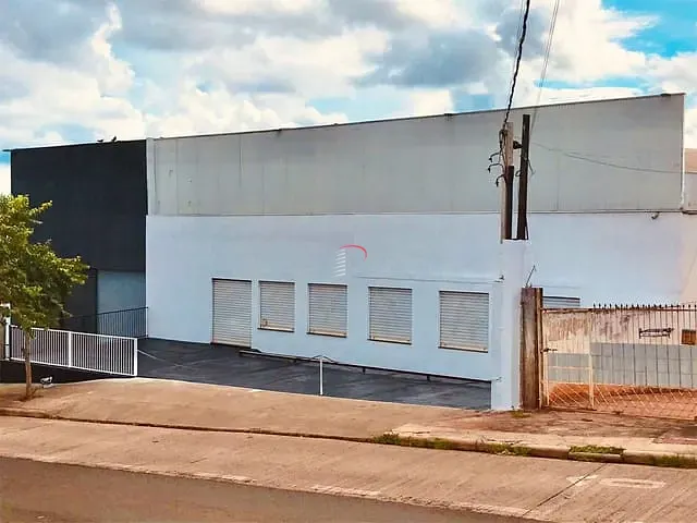 Galpão / Barracão com 680m², para alugar, no bairro Conjunto Parigot de Souza 1 em Londrina