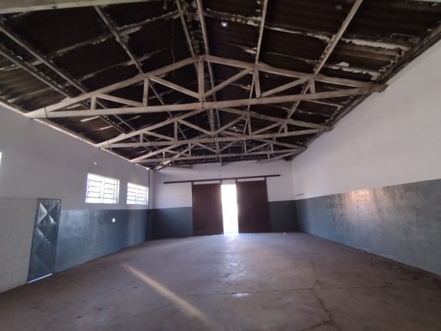 Galpão / Barracão com 300m², para alugar, no bairro Santo Antônio em São João da Boa Vista