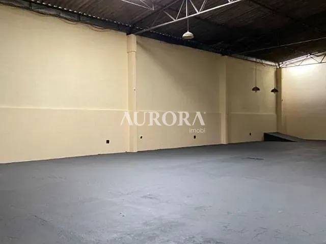 Galpão / Barracão com 360m², para alugar, no bairro Indústrias Leves em Londrina