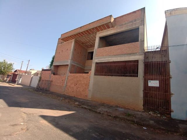 Galpão / Barracão com 900m², à venda, no bairro Centro em Vargem Grande do Sul
