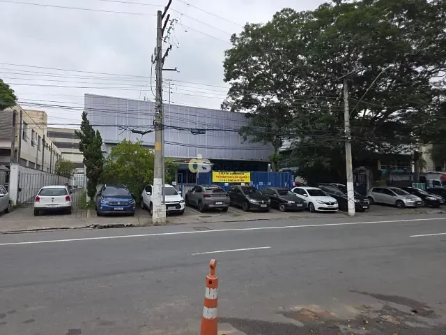 Galpão / Barracão com 2400m², à venda ou para alugar, no bairro Lapa de Baixo em São Paulo