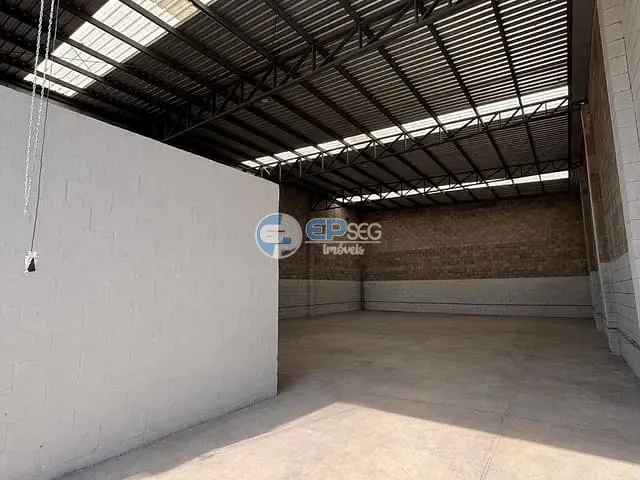 Galpão / Barracão com 300m², para alugar, no bairro Chácara Manella em Cambé