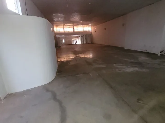 Foto do Galpão / Barracão - Salão comercial para locação no Parque Industrial com 6 banheiros e aproximadamente 500m². | IMOBILIARIA FIGUEIREDO