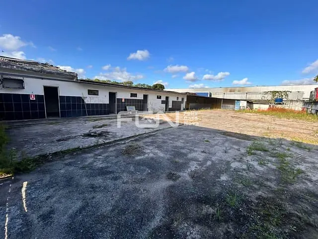 Galpão / Barracão com 1000m², para alugar, no bairro Pólo de Apoio em Camaçari