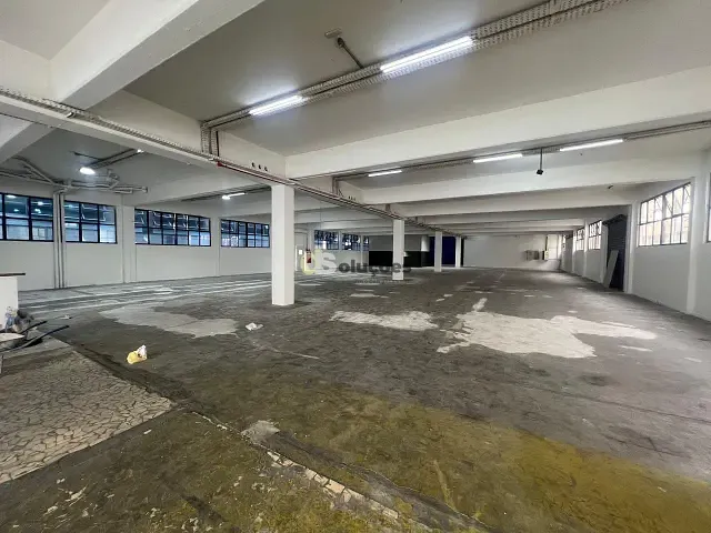 Galpão / Barracão à venda ou para alugar, no bairro Lapa de Baixo em São Paulo