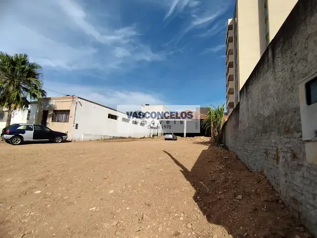 Galpão / Barracão com 900m², para alugar, no bairro Jardim Bela Vista em São José dos Campos