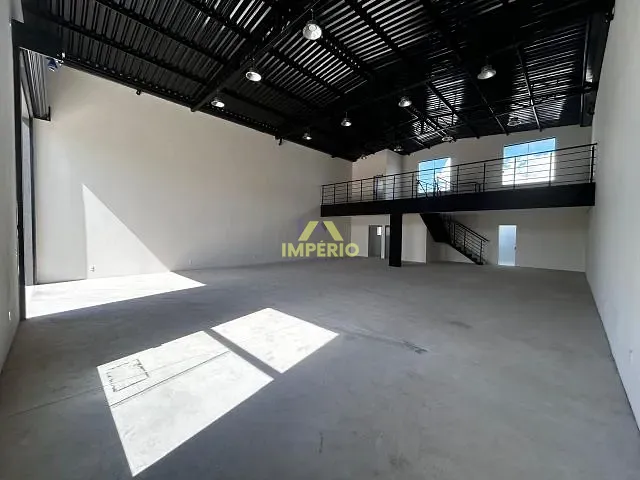 Galpão / Barracão com 300m², para alugar, no bairro Jardim Guarujá em Salto