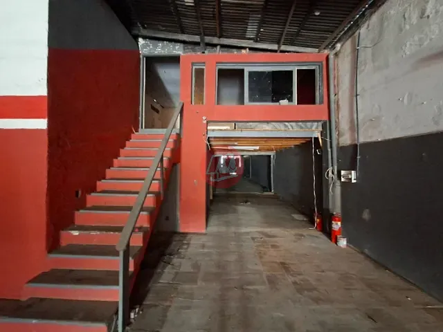 Galpão / Barracão com 295m², para alugar, no bairro Partenon em Porto Alegre
