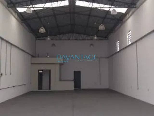 Galpão / Barracão com 300m², para alugar, no bairro Vila Mangalot em São Paulo