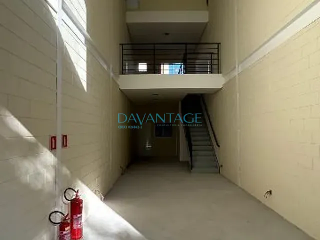 Galpão / Barracão com 300m², para alugar, no bairro Vila Leopoldina em São Paulo