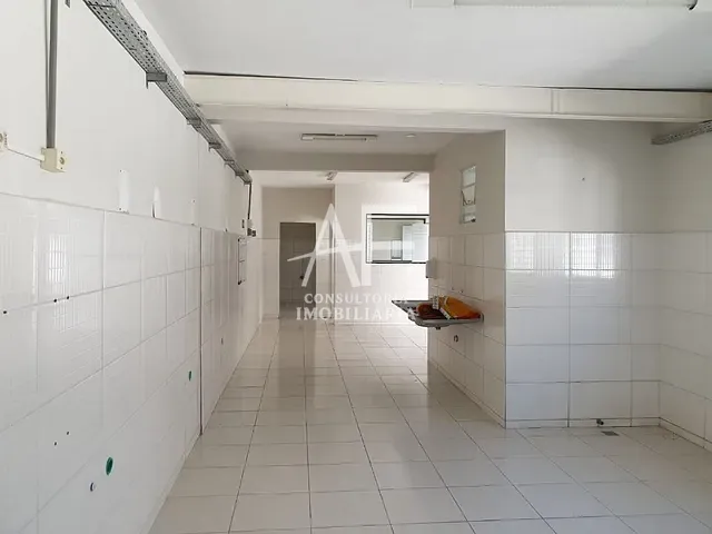 Galpão / Barracão com 720m², para alugar, no bairro Jardim Jaraguá em Taubaté