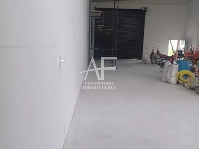 Galpão / Barracão com 300m², para alugar, no bairro Parque Paduan em Taubaté