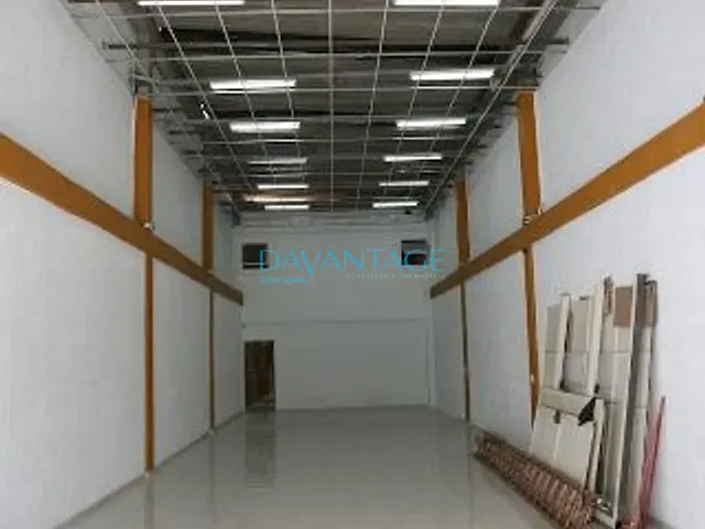 Galpão / Barracão com 300m², para alugar, no bairro Vila Romana em São Paulo