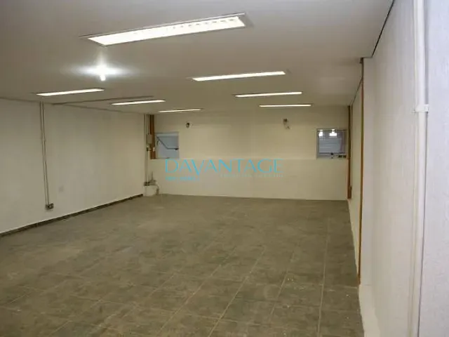 Galpão / Barracão com 300m², para alugar, no bairro Vila Romana em São Paulo