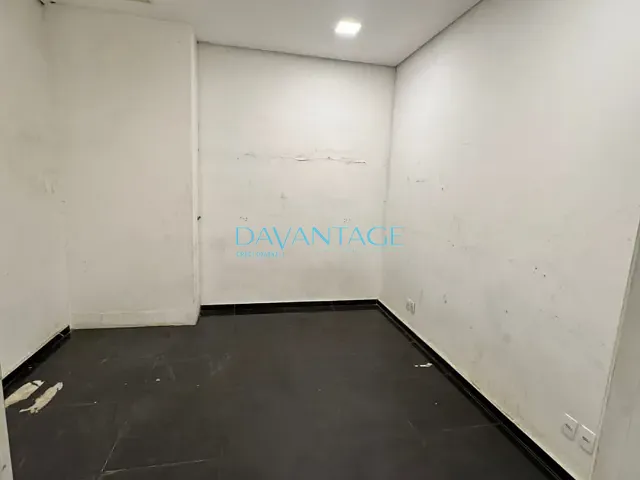 Galpão / Barracão com 645m², para alugar, no bairro Vila Leopoldina em São Paulo