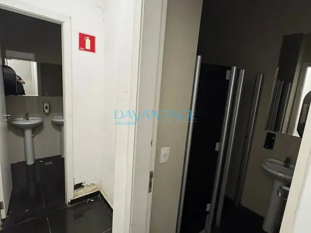 Galpão / Barracão com 645m², para alugar, no bairro Vila Leopoldina em São Paulo