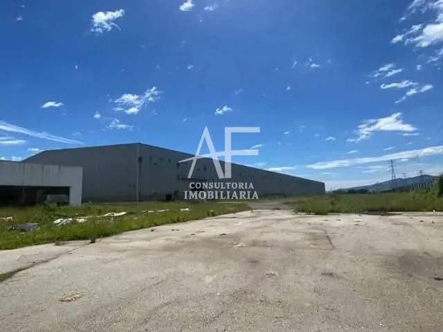 Galpão / Barracão com 100000m², para alugar, no bairro Industrial Moreira Cesar em Pindamonhangaba