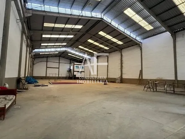 Galpão / Barracão com 1200m², para alugar, no bairro Cidade Jardim em Pindamonhangaba