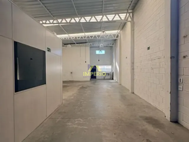 Galpão / Barracão com 180m², para alugar, no bairro Jardim Guarujá em Salto