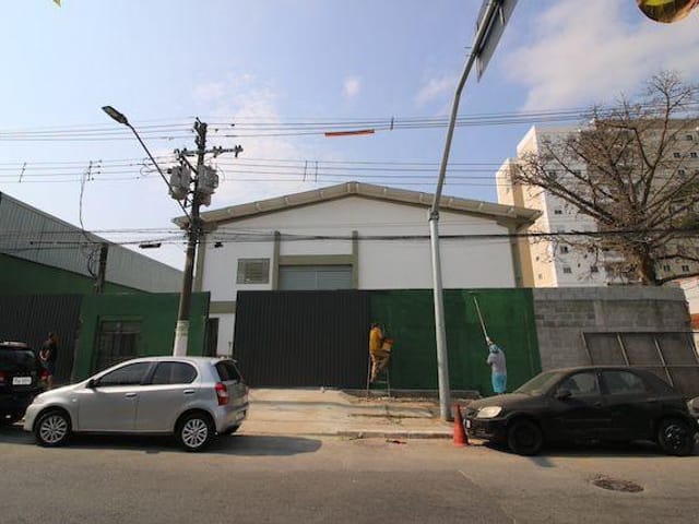 Galpão / Barracão com 656m², para alugar, no bairro Interlagos em São Paulo