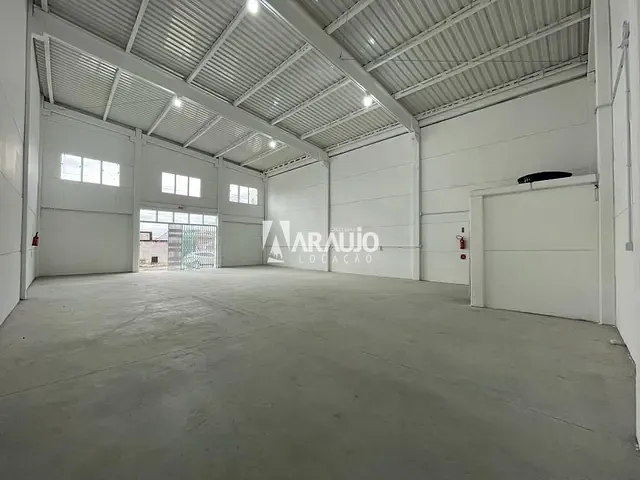 Galpão / Barracão com 185m², para alugar, no bairro Espinheiros em Itajaí