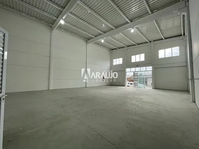 Galpão / Barracão com 185m², para alugar, no bairro Espinheiros em Itajaí