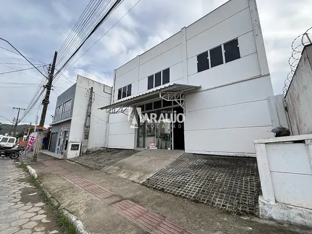 Galpão / Barracão com 185m², para alugar, no bairro Espinheiros em Itajaí