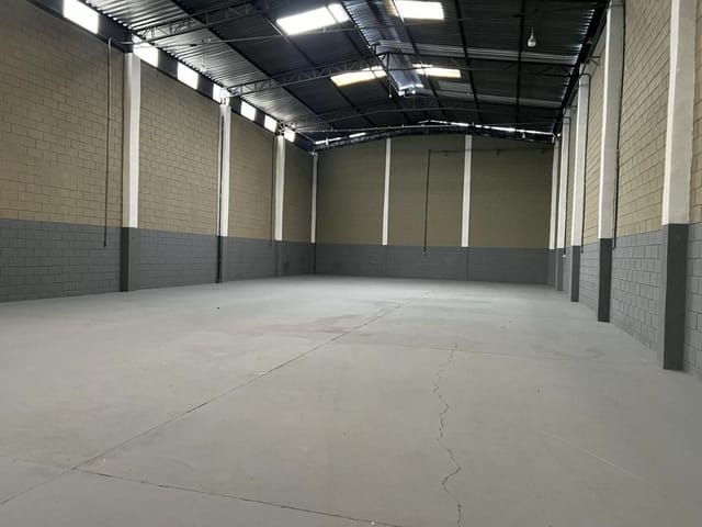 Galpão / Barracão com 450m², para alugar, no bairro Jardim Santa Marta (Fazendinha) em Santana de Parnaíba