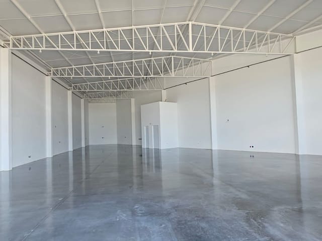 Galpão / Barracão com 634m², para alugar, no bairro Messiânico em Londrina