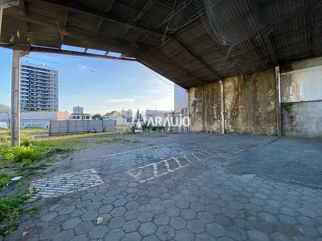 Galpão / Barracão com 400m², para alugar, no bairro Centro em Itajaí