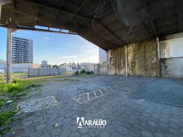 Galpão / Barracão com 400m², para alugar, no bairro Centro em Itajaí