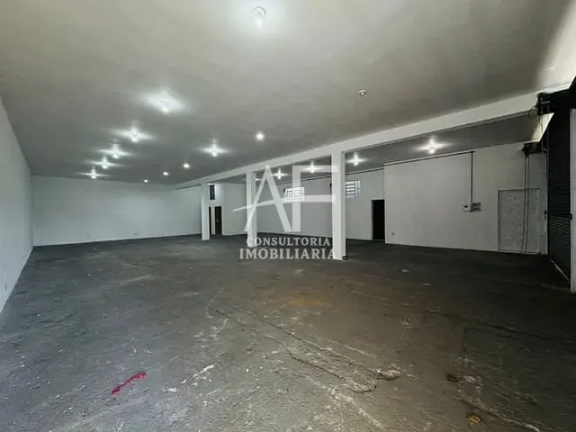 Galpão / Barracão com 700m², para alugar, no bairro Campos Elíseos em Taubaté